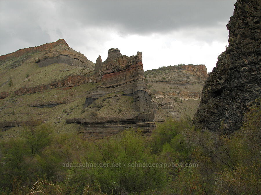 rimrock at the mouth of Whychus Creek [Alder Springs Trail, Jefferson County, Oregon]