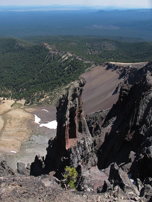 crags [Mt. Thielsen Trail, Mt. Thielsen Wilderness, Douglas County, Oregon]