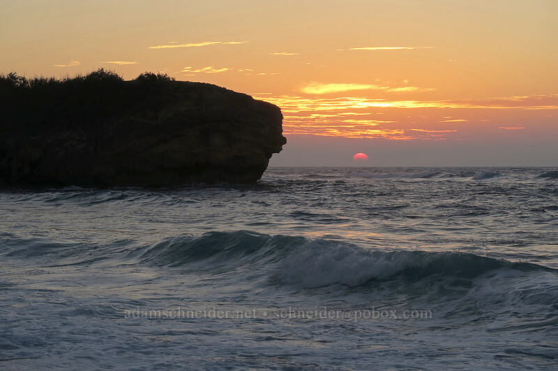 Makawehi at sunrise [Shipwreck Beach (Keoneloa Bay), Po'ipu, Kaua'i, Hawaii]