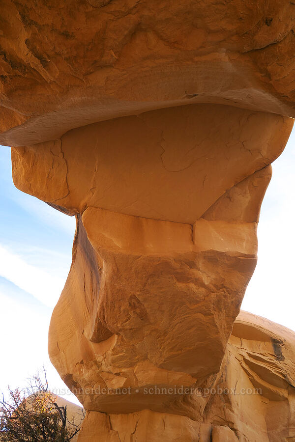 Mano Arch [Devil's Garden, Grand Staircase-Escalante National Monument, Garfield County, Utah]