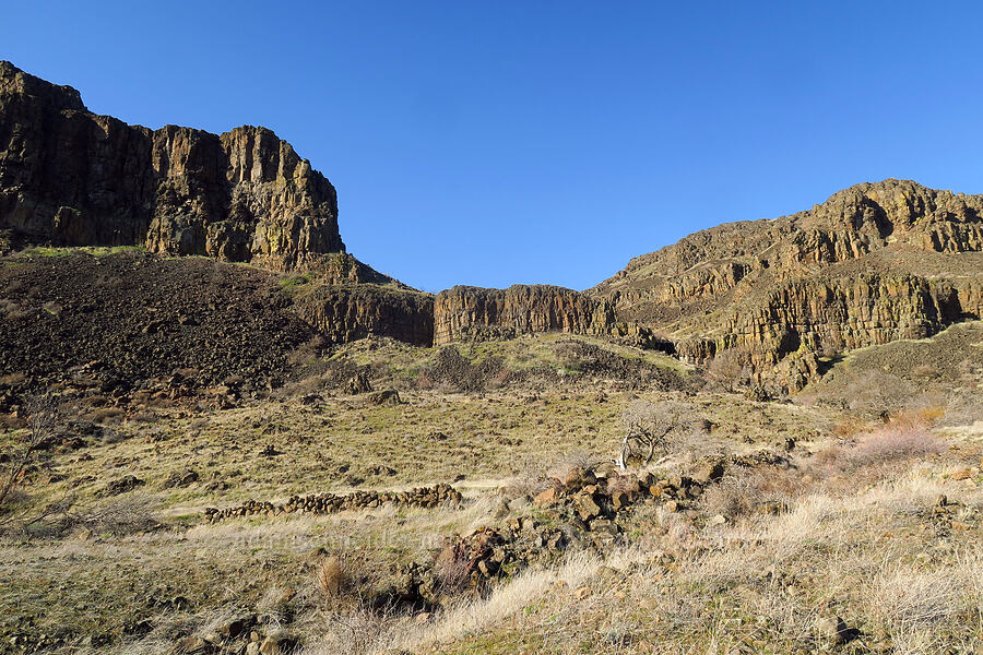 Devil's Gap [Highway 14, Columbia Hills State Park, Klickitat County, Washington]