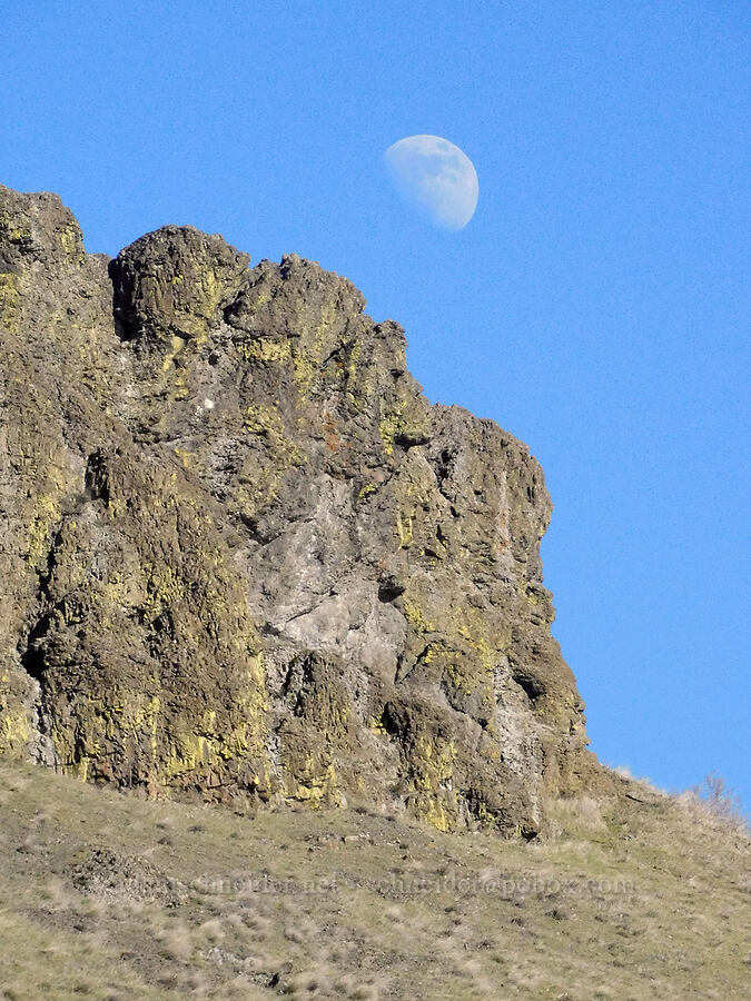 cliffs & the moon [Doug's Beach State Park, Klickitat County, Washington]