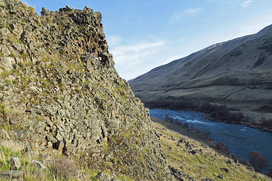 broken basalt & the Deschutes River [Riverview Trail, Deschutes River State Recreation Area, Sherman County, Oregon]
